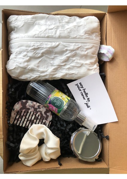 Kadın Hediye Seti – Beyaz Makyaj Çantası, El Aynası, Mermer Tarak, Saten Toka, 100 ml Kolonya modelleri