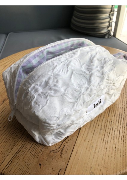 Kadın Hediye Seti – Beyaz Makyaj Çantası, El Aynası, Mermer Tarak, Saten Toka, 100 ml Kolonya fırsatları