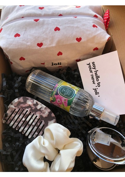 Kadın Hediye Seti – Kalpli Makyaj Çantası, Ayna, Tarak, Saten Toka, 100 ml Kolonya