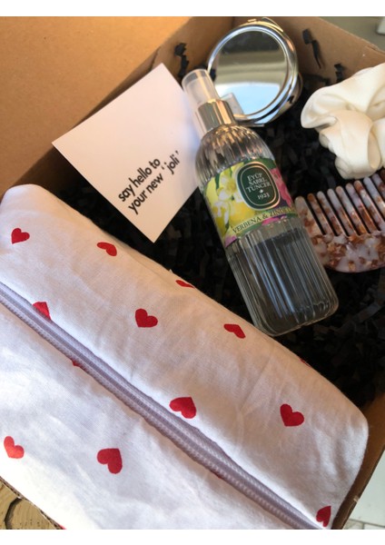 Kadın Hediye Seti – Kalpli Makyaj Çantası, Ayna, Tarak, Saten Toka, 100 ml Kolonya fiyatları