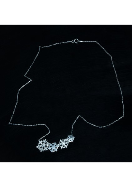 Zarif Kar Tanesi Detaylı 925 Ayar Gümüş Kolye Zincir ile Birlikte Gönderilir Uzunluğu 45 cm fiyatları