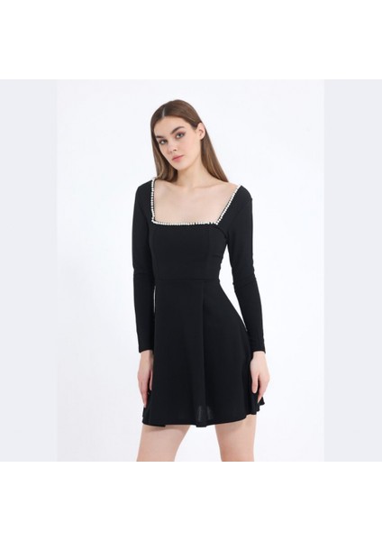 Siyah Kare Yaka Inci Detay Mini Elbise