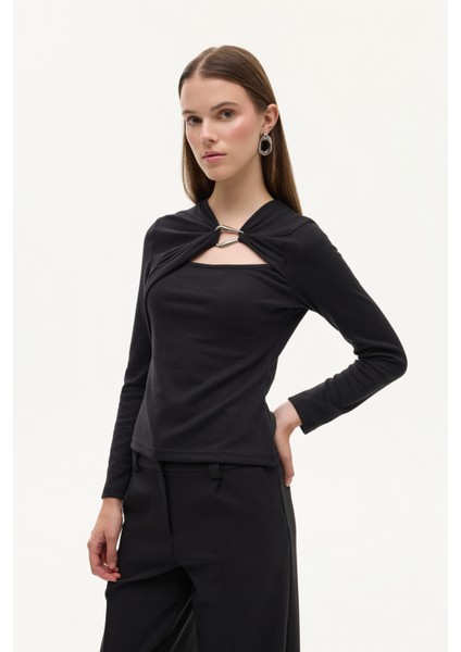 Halka Aksesuarlı Drapeli Asimetrik Yaka Bluz Siyah