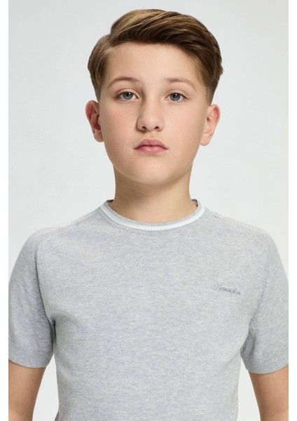 Nakış Logolu Yaka Detaylı Açık Gri Triko Çocuk T-Shirt fırsatları