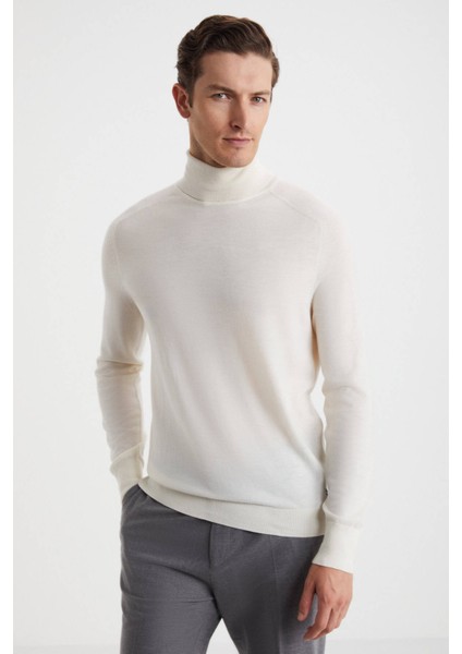 Ekru Boğazlı Slim Fit Merino Yün Triko