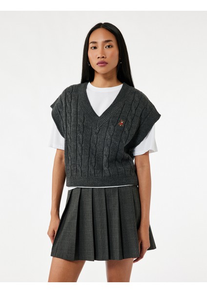 Kolsuz V Yaka Ayıcık Işleme Detaylı Saç Örgü Oversize Süveter