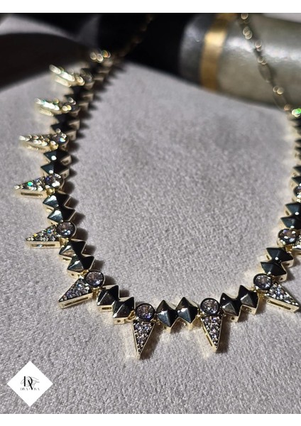 - Lyra - Üçgen Diken Zirkon Detaylı Kadın Kolye