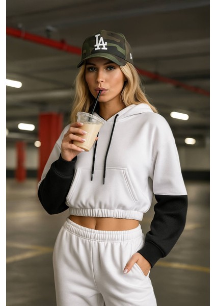 Kadın Kapüşonlu Cepli Siyah-Beyaz Crop Sweatshirt