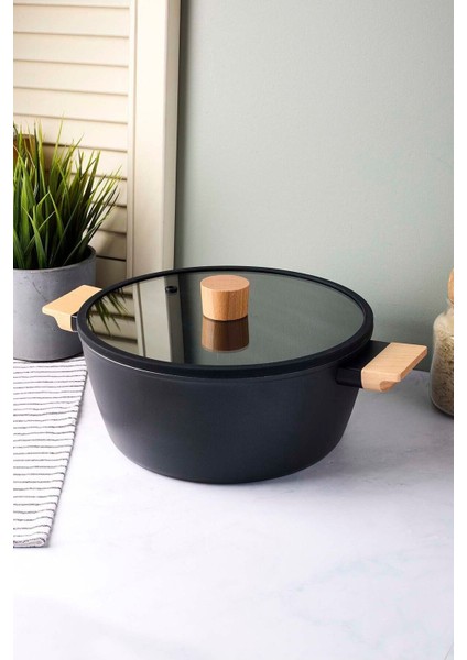 Cookwood Black Indüksiyon Tabanlı Ahşap Kulplu Kapaklı Seramik Derin Tencere 24 cm