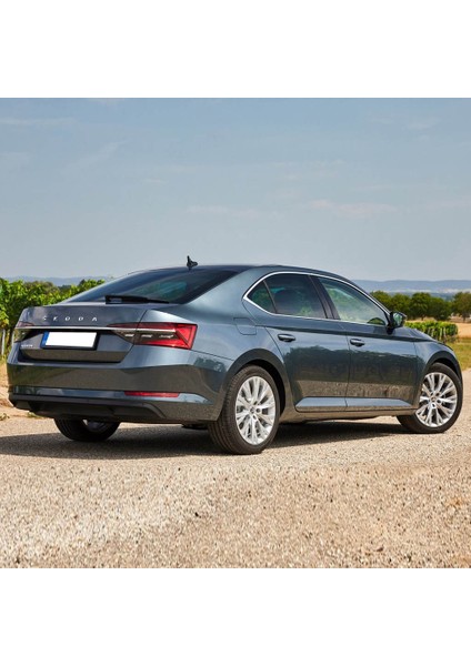 Skoda Superb 3 2020-2023 Delikli Arka Silecek Kapağı 3V5955435 fiyatları