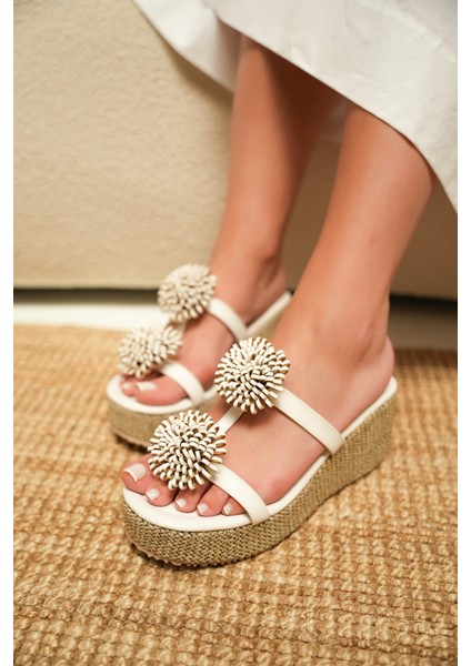 Romina Beyaz Püskül Detaylı Hasır Kadın Terlik