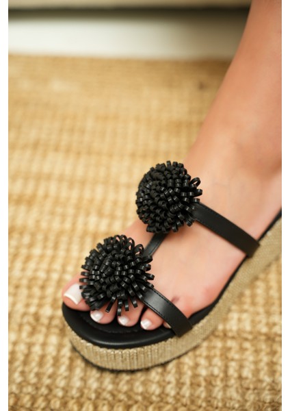 Romina Siyah Püskül Detaylı Hasır Kadın Terlik fırsatları