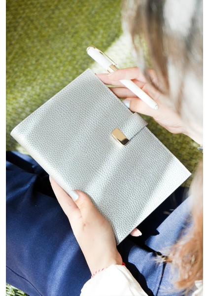 Executive Vegan Deri Defter. A5. 100 Gr. 240 Sayfa. Kenar Yaldızlı Gümüş