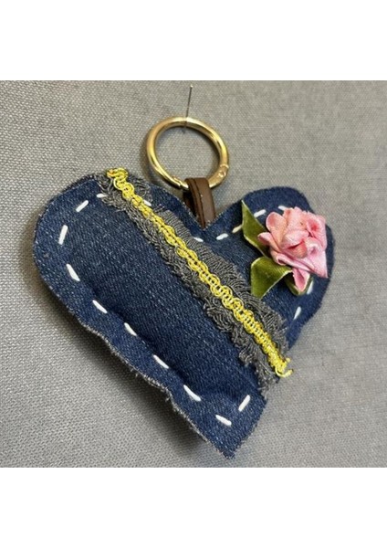 6193 EL Yapımı Kalp Model Püskül Şerit ve Gül Motif Anahtarlık fırsatları