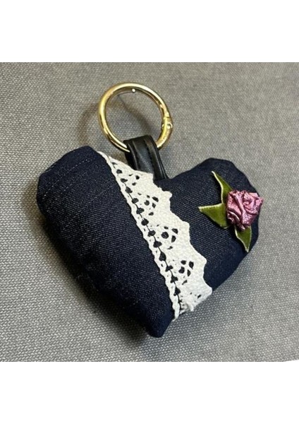 5779 El Yapımı Kalp Model Gül Motifli Anahtarlık fiyatları