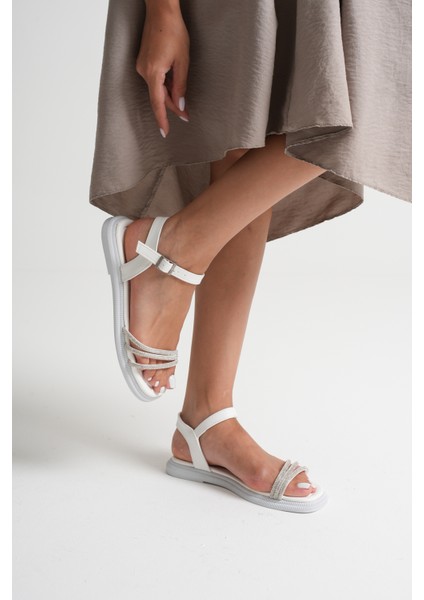 Kadın Spiral Şerit Taşlı Bilekten Bantlı Düz Taban Beyaz Sandalet modelleri