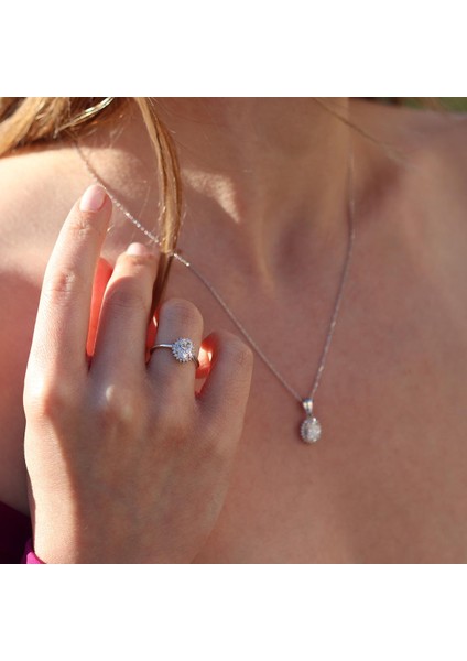 Etrafı Pırıltılı Taşlarla Çevrili Elips Montür Sky Diamond Gümüş Set modelleri