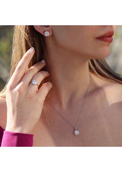 Etrafı Pırıltılı Taşlarla Çevrili Kare Montür Sky Diamond Gümüş Set
