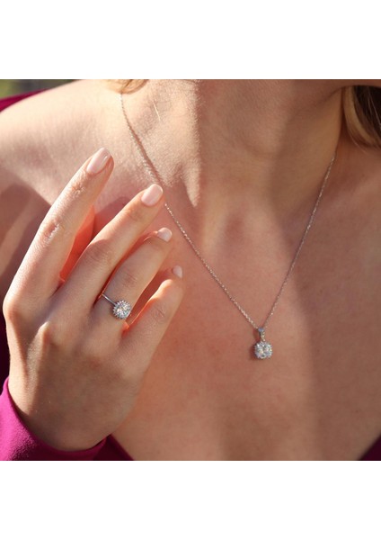 Etrafı Pırıltılı Taşlarla Çevrili Kare Montür Sky Diamond Gümüş Set fiyatları