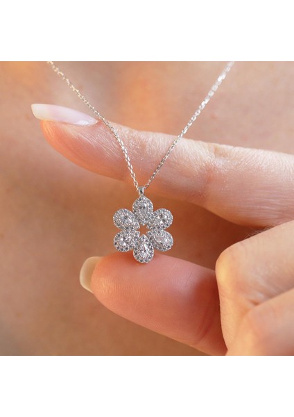 Çiçek Modeli Zirkon Taşlı Gümüş Kolye modelleri