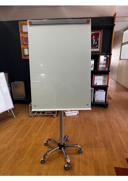 70X100 Cam Beyaz Yazı Tahtası Flipchartlı 5 Tekerlekli Yıldız Mobil Ayaklı modelleri