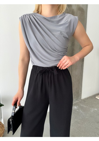 Kadın Büzgülü Sandy Kumaş Kolsuz Bluz