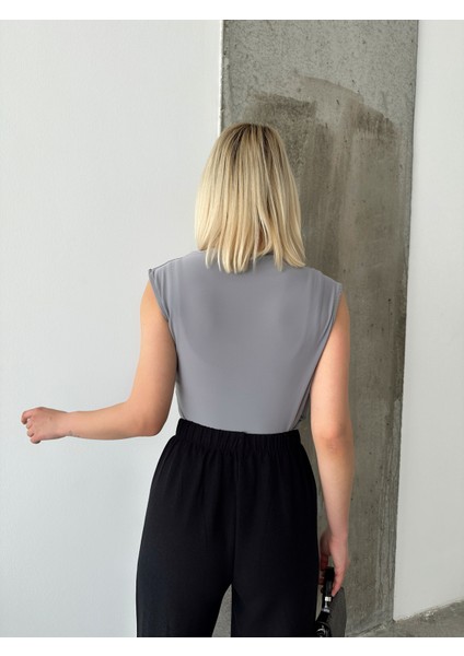 Kadın Büzgülü Sandy Kumaş Kolsuz Bluz