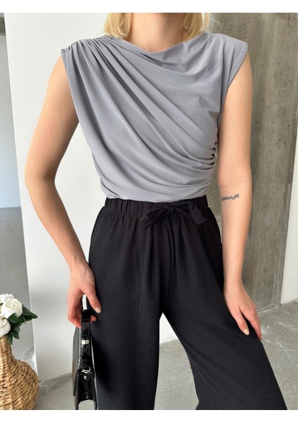 Kadın Büzgülü Sandy Kumaş Kolsuz Bluz