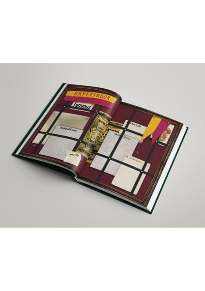 Harry Potter 2022 Haftalık Ajanda – Kırmızı, 16,5x24,5 cm, Gryffindor 20. Yıl Özel Kadife Dokulu Sert Kapaklı