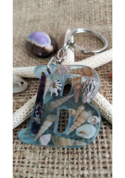 "b" Harfi - Açık Mavi Deniz Epoksi Harf Anahtarlık – Gerçek Deniz Kabuğu, El Yapımı, Benzersiz modelleri