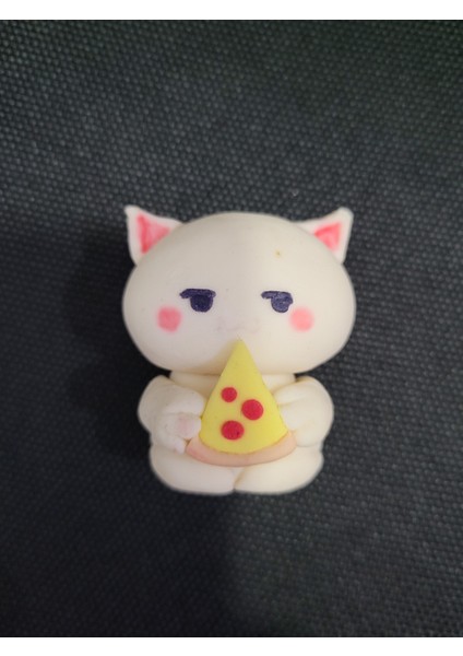 Sevimli Mini Kedi Figür Biblo – El Yapımı Hamurdan Tatlı Dekoratif Oyuncak, Pizza Dilimi Tutan