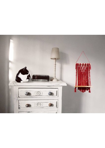 Kırmızı Ahşap Taranabilir Makrome Örgü Modelli Püsküllü Dekoratif Raflı Duvar Süsü Askısı fiyatları