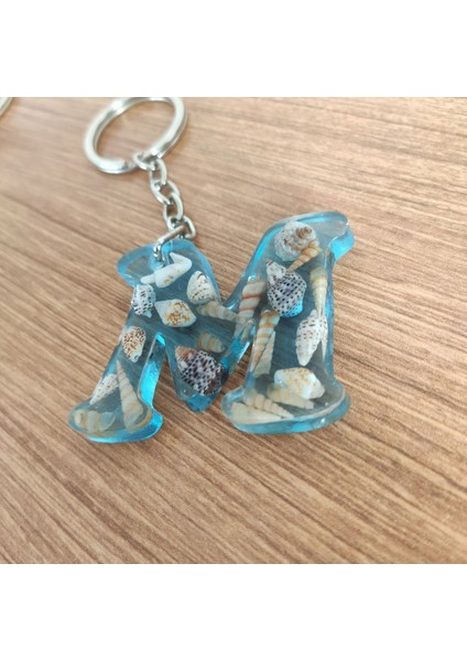 "m" Harfi - Açık Mavi Deniz Epoksi Harf Anahtarlık – Gerçek Deniz Kabuğu, El Yapımı, Benzersiz