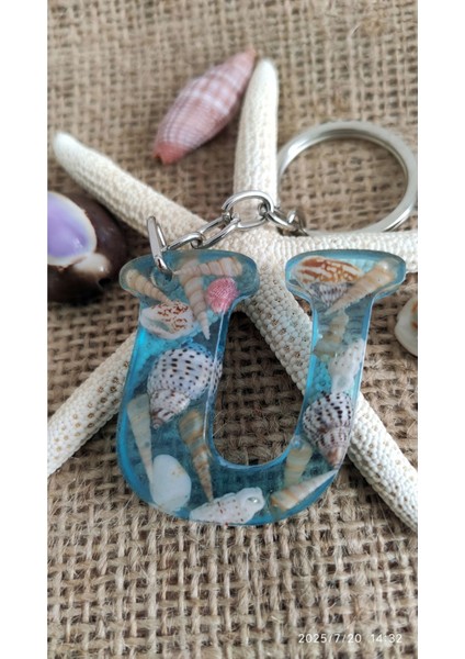 "u" Harfi - Açık Mavi Deniz Epoksi Harf Anahtarlık – Gerçek Deniz Kabuğu, El Yapımı, Benzersiz