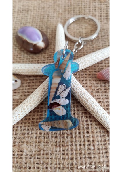 "i" Harfi - Açık Mavi Deniz Epoksi Harf Anahtarlık – Gerçek Deniz Kabuğu, El Yapımı, Benzersiz