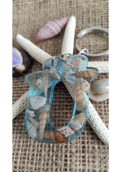 "ü" Harfi - Açık Mavi Deniz Epoksi Harf Anahtarlık – Gerçek Deniz Kabuğu, El Yapımı, Benzersiz