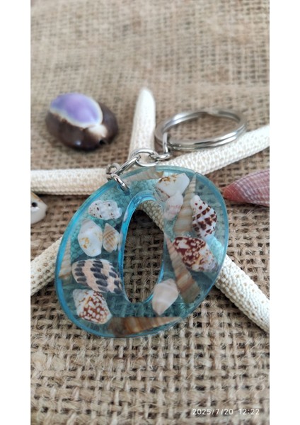 "o" Harfi - Açık Mavi Deniz Epoksi Harf Anahtarlık – Gerçek Deniz Kabuğu, El Yapımı, Benzersiz