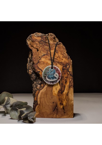 Vav Harfi ve Çiçek Desenli Seramik Kolye – Stres ve Denge Kolyesi