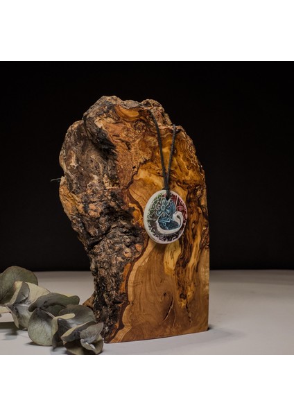 Vav Harfi ve Çiçek Desenli Seramik Kolye – Stres ve Denge Kolyesi fiyatları