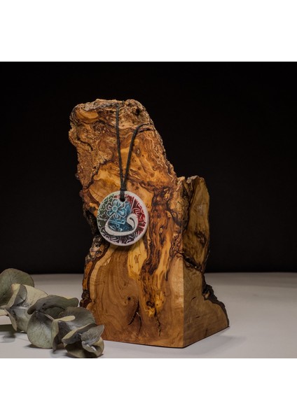 Vav Harfi ve Çiçek Desenli Seramik Kolye – Stres ve Denge Kolyesi modelleri