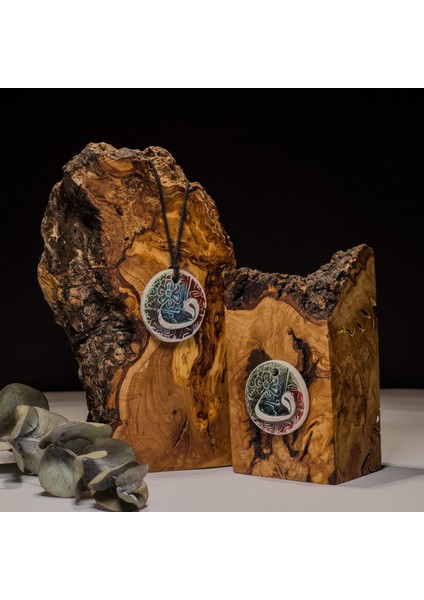 Vav Harfi ve Çiçek Desenli Seramik Kolye – Stres ve Denge Kolyesi fırsatları