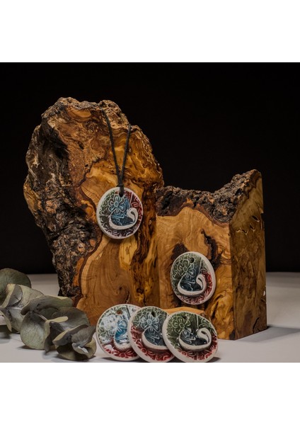 Vav Harfi ve Çiçek Desenli Seramik Kolye – Stres ve Denge Kolyesi indirimleri