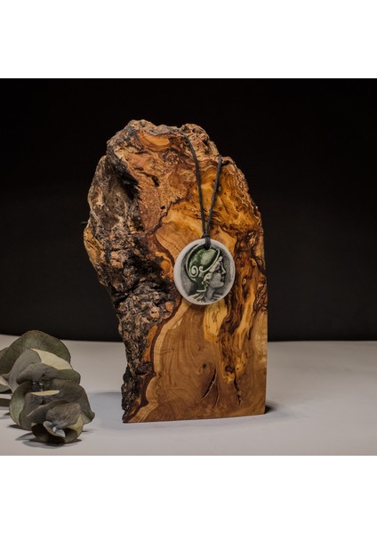 Yeşil Miğferli Mitolojik Kadın Seramik Kolye – Stres ve Denge Kolyesi