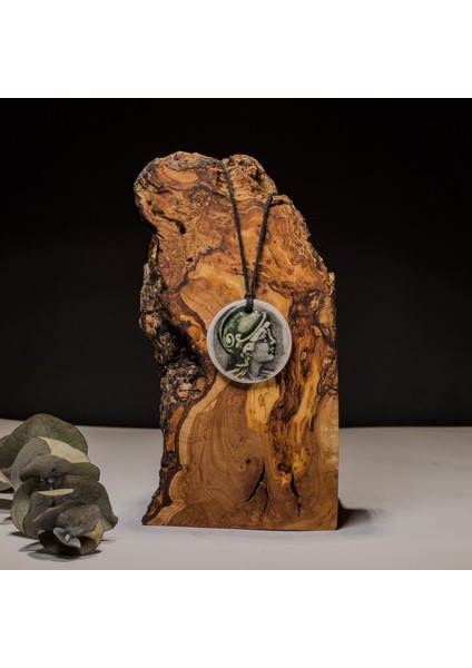 Yeşil Miğferli Mitolojik Kadın Seramik Kolye – Stres ve Denge Kolyesi fiyatları