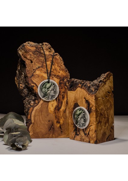 Yeşil Miğferli Mitolojik Kadın Seramik Kolye – Stres ve Denge Kolyesi fırsatları