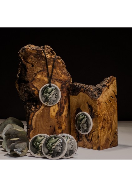 Yeşil Miğferli Mitolojik Kadın Seramik Kolye – Stres ve Denge Kolyesi indirimleri