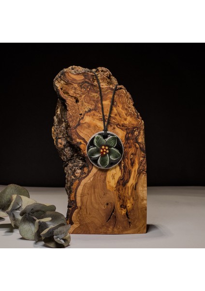 Yeşil Çiçek Desenli Seramik Kolye – Stres ve Denge Kolyesi