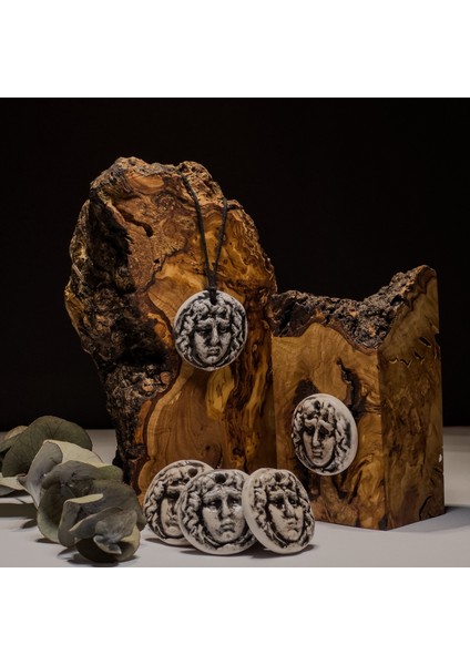 Mitolojik Yüz Seramik Kolye – Stres ve Denge Kolyesi indirimleri