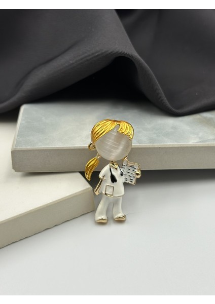 Sarı Saçlı Kadın Doktor Hemşire Sağlık Çalışanı Figürlü Broş Yaka Iğnesi