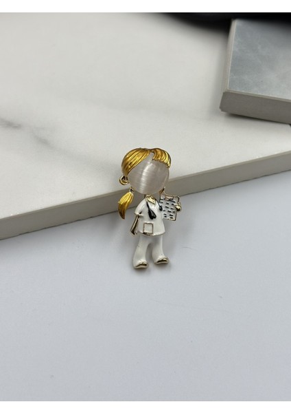 Sarı Saçlı Kadın Doktor Hemşire Sağlık Çalışanı Figürlü Broş Yaka Iğnesi fiyatları